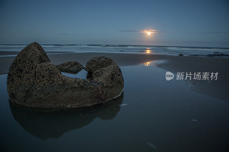 夜晚的莫尔基巨石，月亮升上地平线