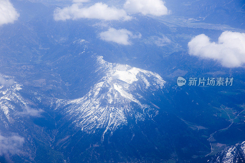 从空中看雪山