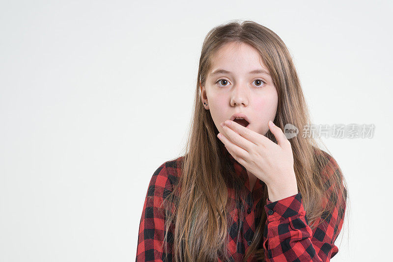 非常惊讶的年轻女孩