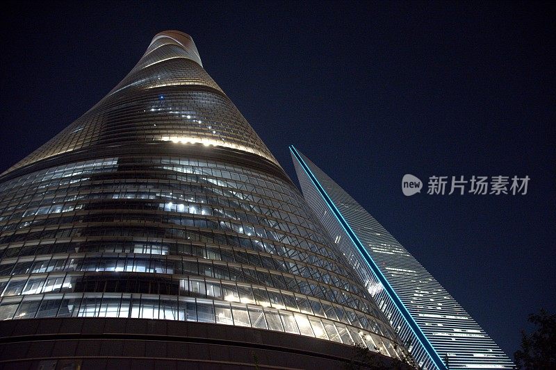 晚上，中国上海陆家嘴的摩天大楼