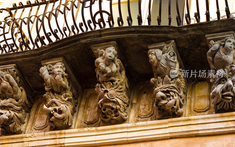 拉古萨伊布拉，西西里岛:装饰华丽的巴洛克阳台与塞妖，奇形怪状
