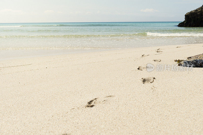 康沃尔的佩顿·范德海滩沙滩上的脚印