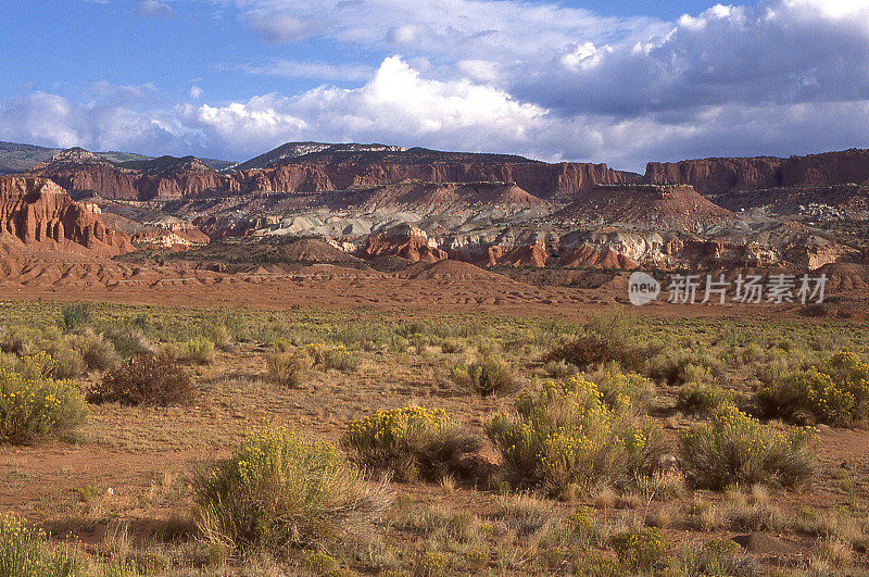 红白色的岩石露头悬崖沙漠冬季附近博尔德犹他州