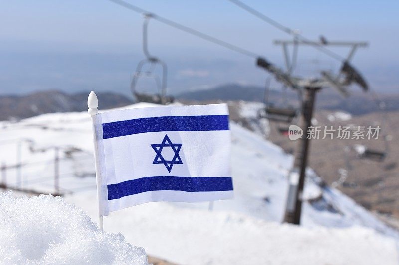 以色列国旗在雪中
