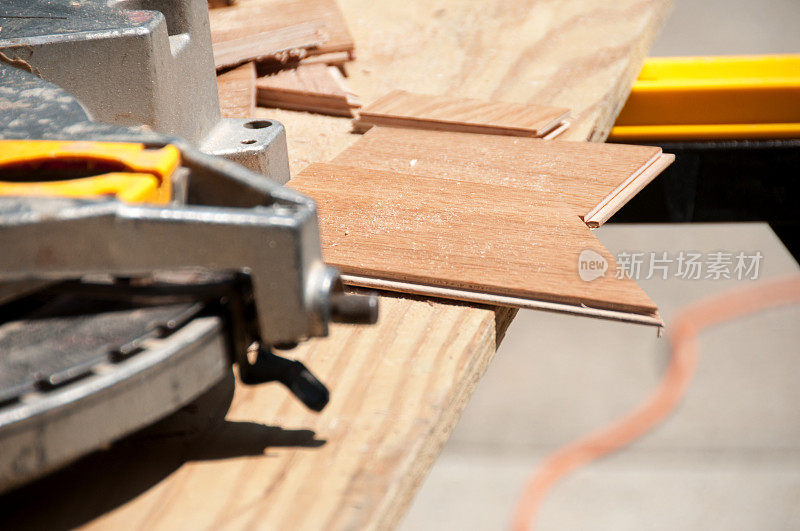 实木地板安装:用电锯切割木片