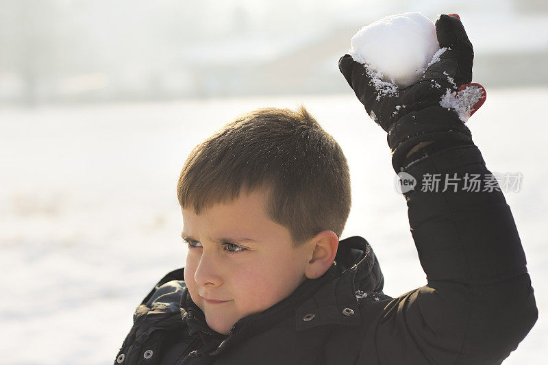 愤怒的男孩扔雪球