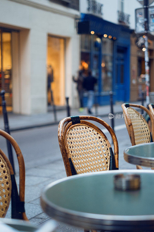 巴黎咖啡馆里的桌椅