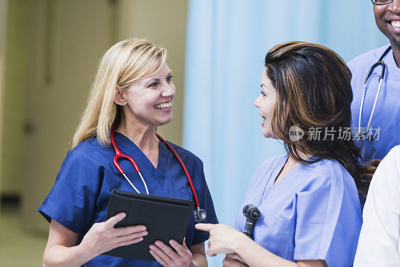 医生或护士用平板电脑说话