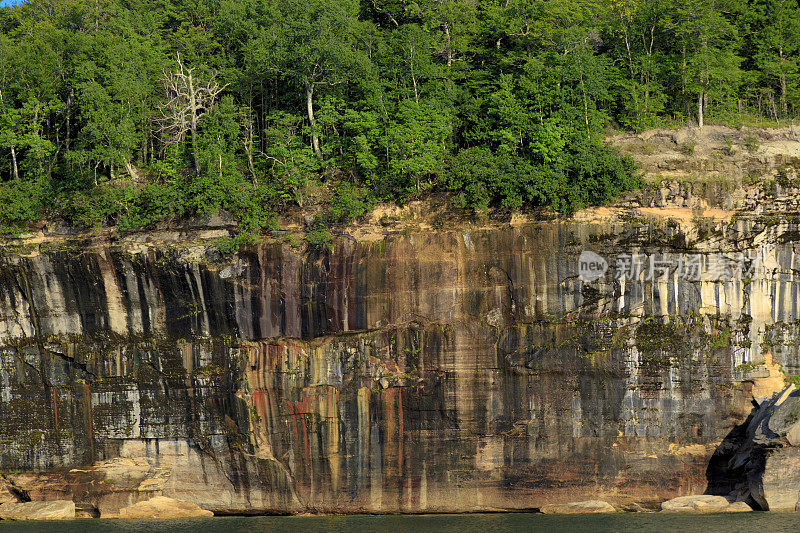 图为密歇根州上半岛的岩石