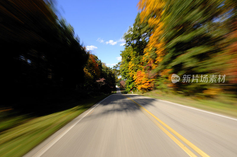 乡村道路上模糊的运动。