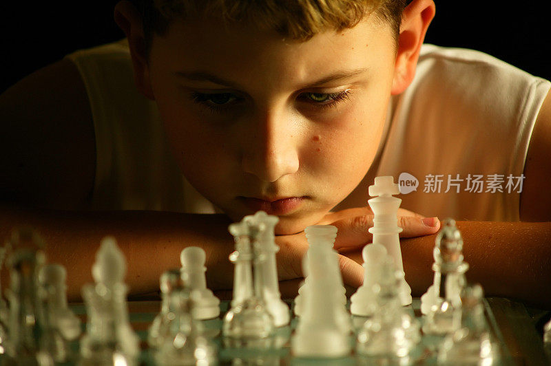 专心下棋的男孩