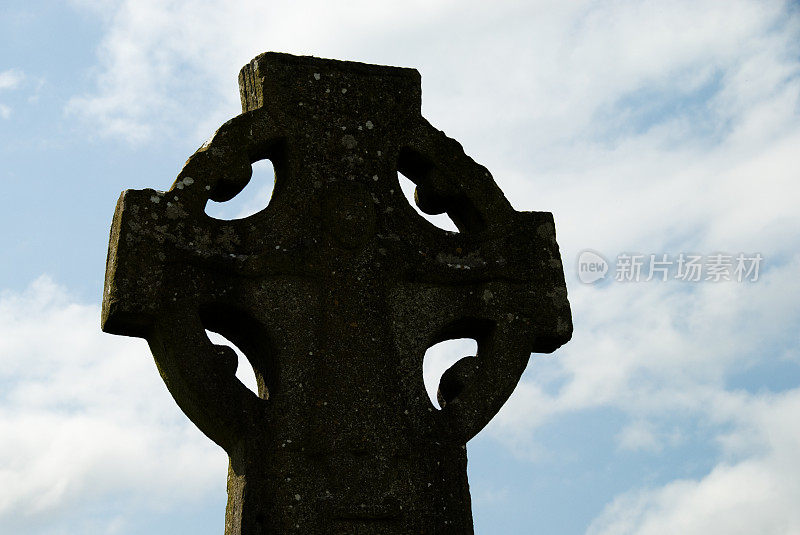 爱尔兰十字对着蓝天