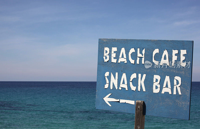 一个海滩咖啡馆和小吃店的招牌