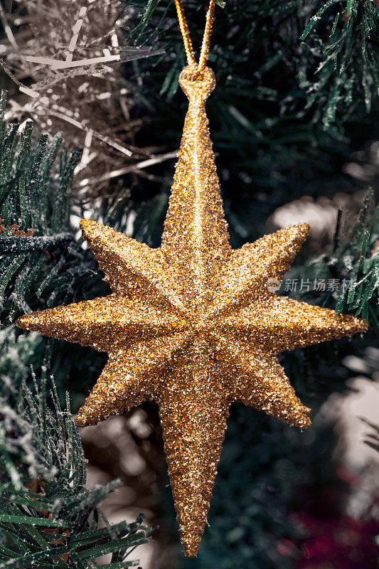 圣诞树上的圣诞装饰星星