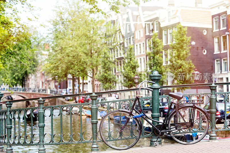 荷兰阿姆斯特丹运河旁停放的自行车