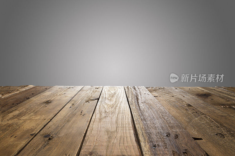 灰色背景的空木桌
