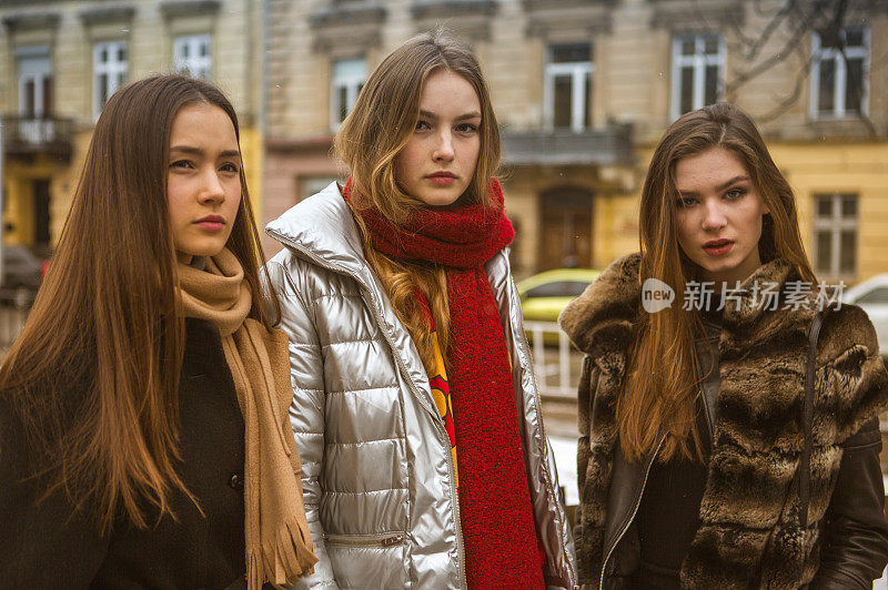 年轻的乌克兰女孩模特站在乌克兰利沃夫公园