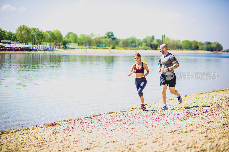 健身夫妇-年轻的男人和女人慢跑户外的自然