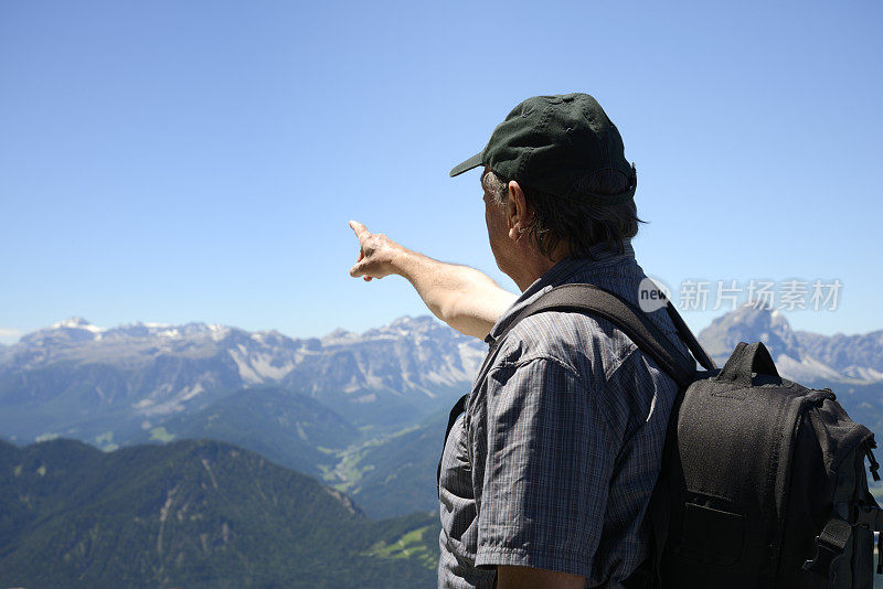 在白云石山徒步旅行的人