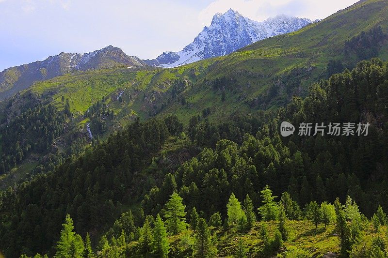 雄伟的Kaunertal南蒂罗尔雪峰山脉全景和田园诗般的Otztal泰罗尔山谷从上面，奥地利