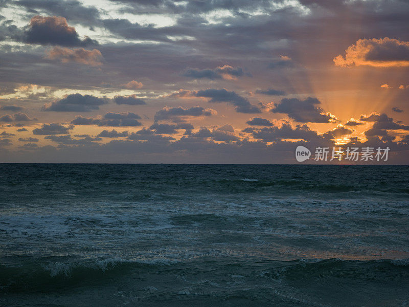 地平线在水