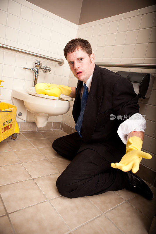 恼怒的商人正在清理厕所
