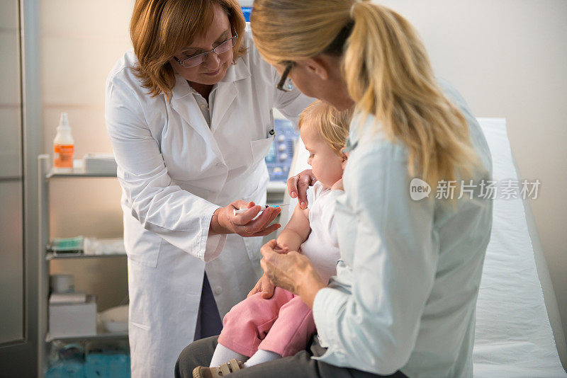 女医生为小女孩接种疫苗