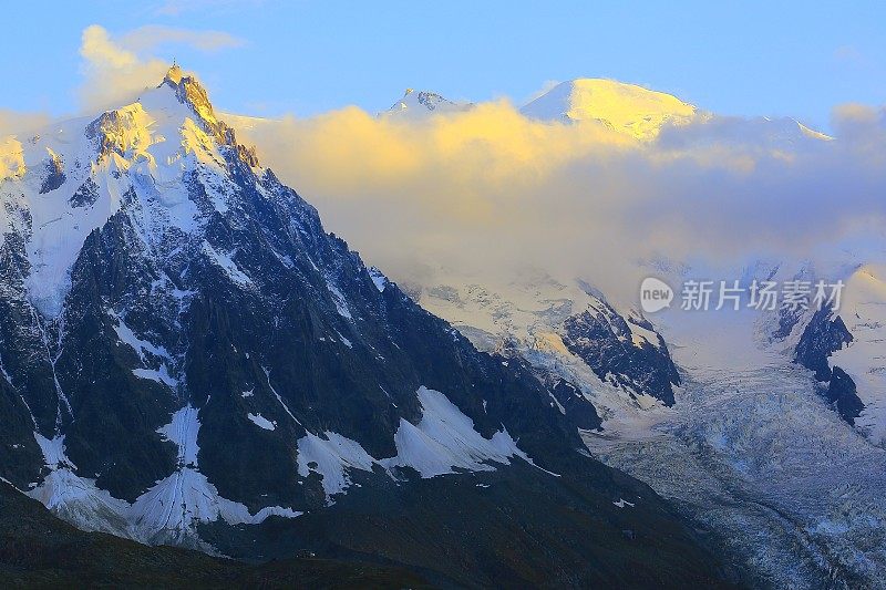 勃朗峰和埃奎尔·杜·米迪阿尔卑斯之上的云朵夕阳