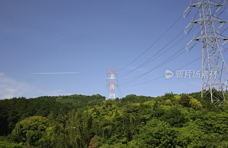 日本九州郊区山坡上的输电塔