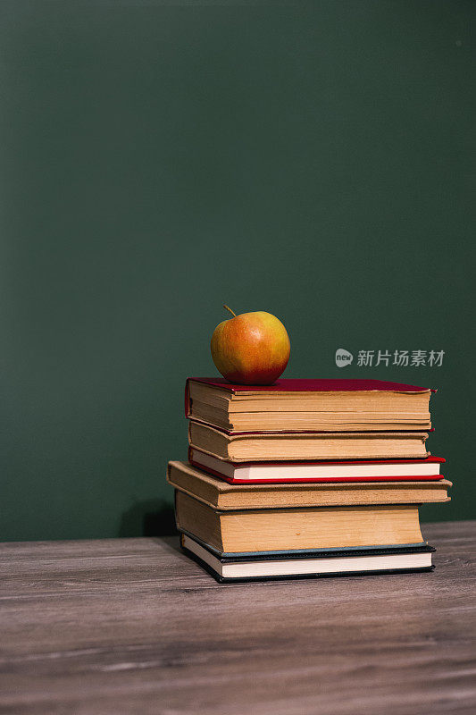 苹果和书放在木桌上
