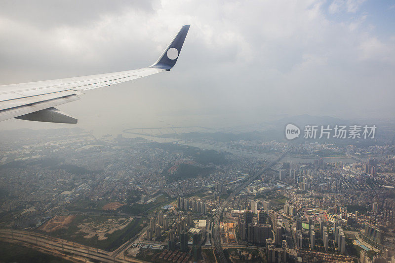 飞机在城市上空飞过