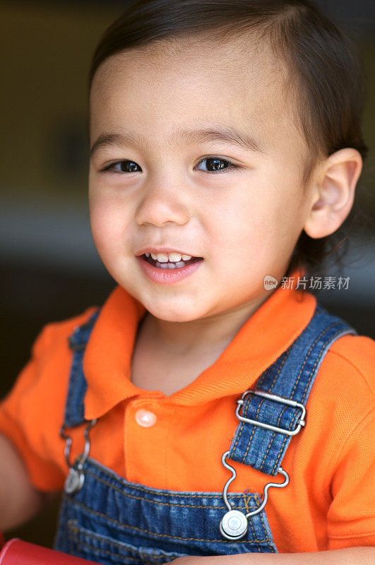1岁的亚裔白人男孩