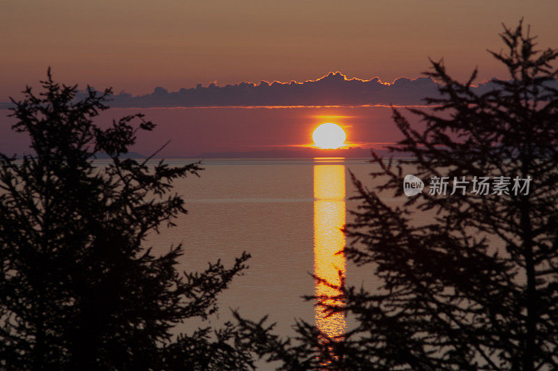 日落时贝加尔湖上的大红日