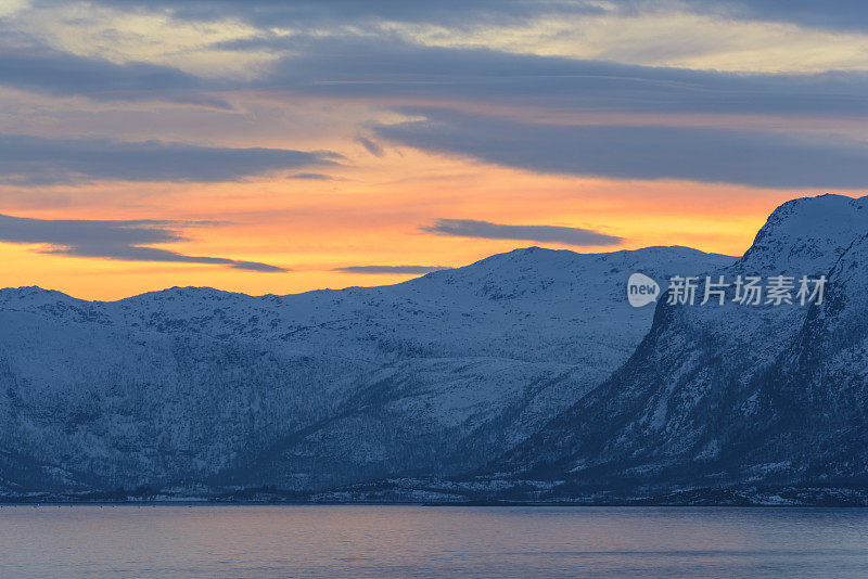 冬天，维斯特伦岛群岛上维斯特峡湾的日落