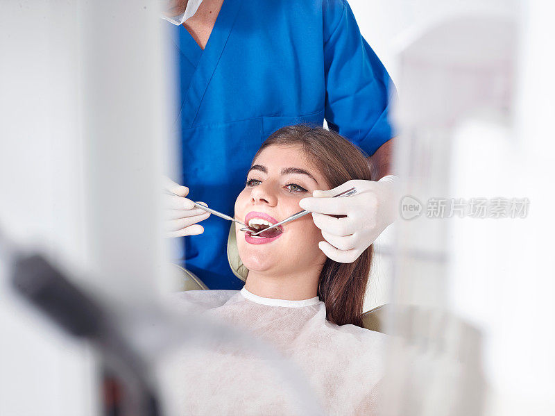 牙科检查的妇女