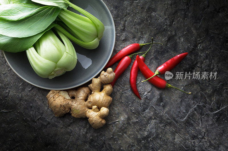 亚洲美食:肉菜，生姜和辣椒静物