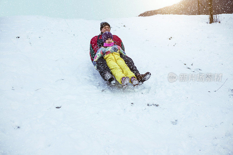 一家人享受雪橇之旅