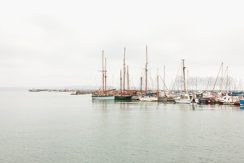 英国布里克斯汉姆港，有古老的帆船