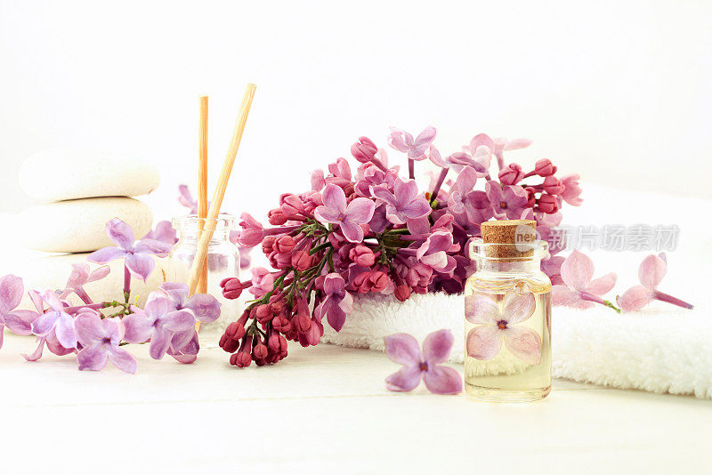 香精油瓶内置鲜花提取物，清新的淡紫色，白色的淡色调