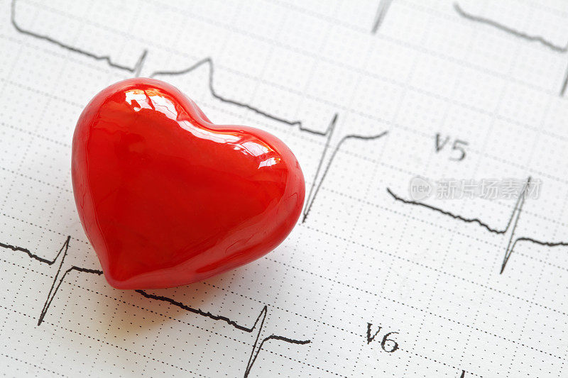 心电图仪和心脏形状物体