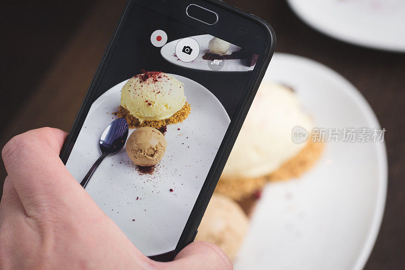用手机给食物拍照