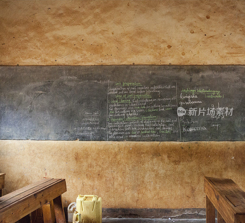 非洲教室里的黑板和课桌