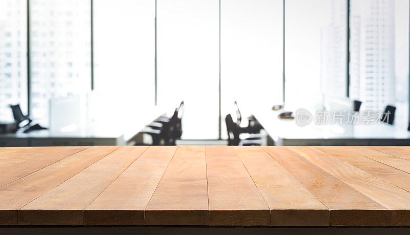 木质桌子与模糊的房间办公室和窗口城市景观