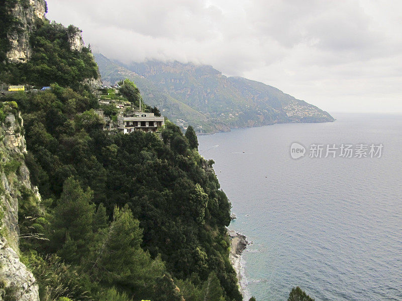 五彩缤纷的波西塔诺，蓝绿色的海，阿马尔菲海岸，那不勒斯湾