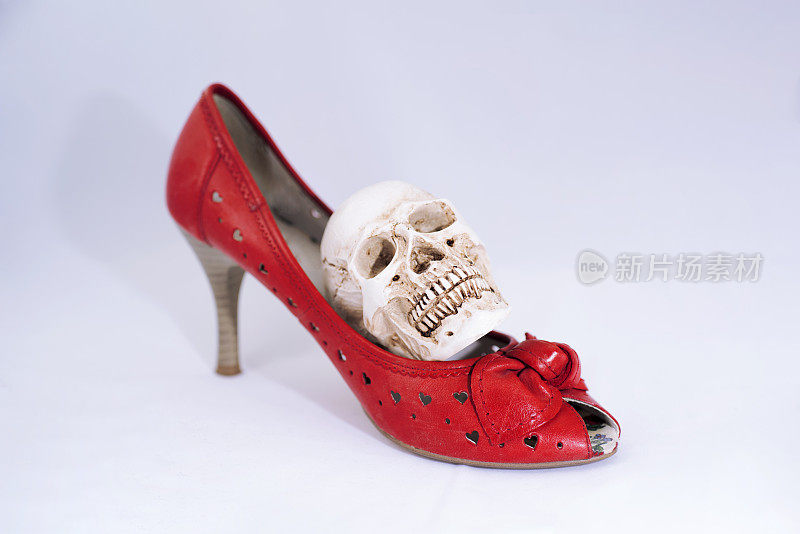 女人的红鞋和小头骨。