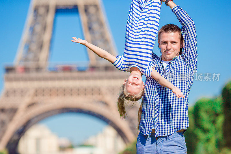 美丽幸福的巴黎家庭背景是埃菲尔铁塔