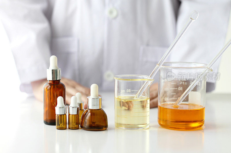 美容产品概念，医生和药物实验，药剂师制定的化学化妆品