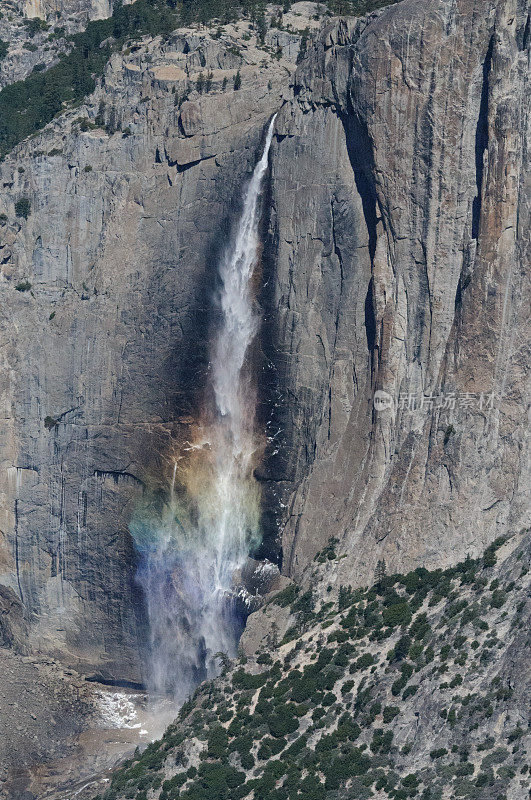 彩虹倒映在约塞米蒂瀑布上