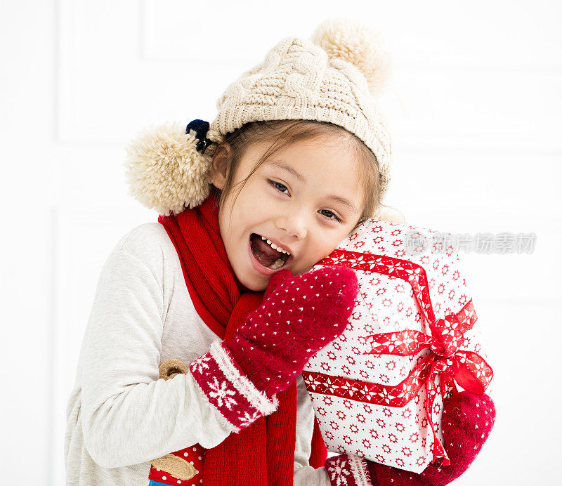 快乐的小女孩展示圣诞礼物