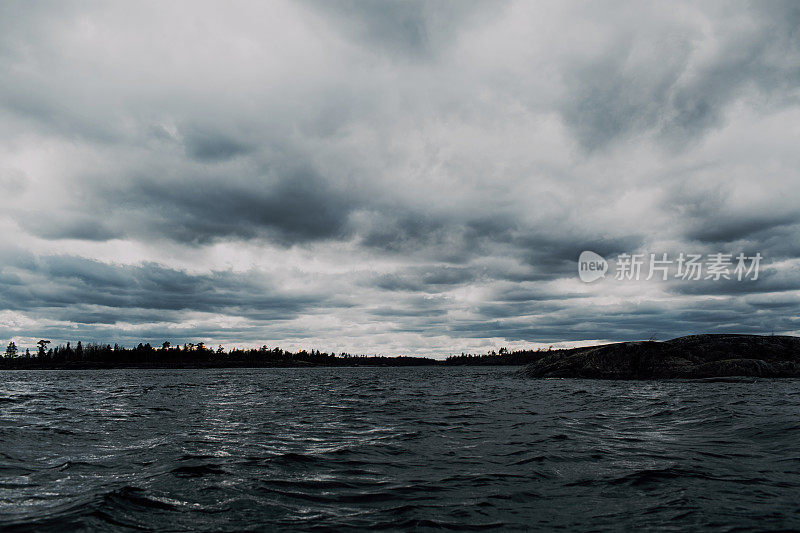 湖水上方有暗灰色的云